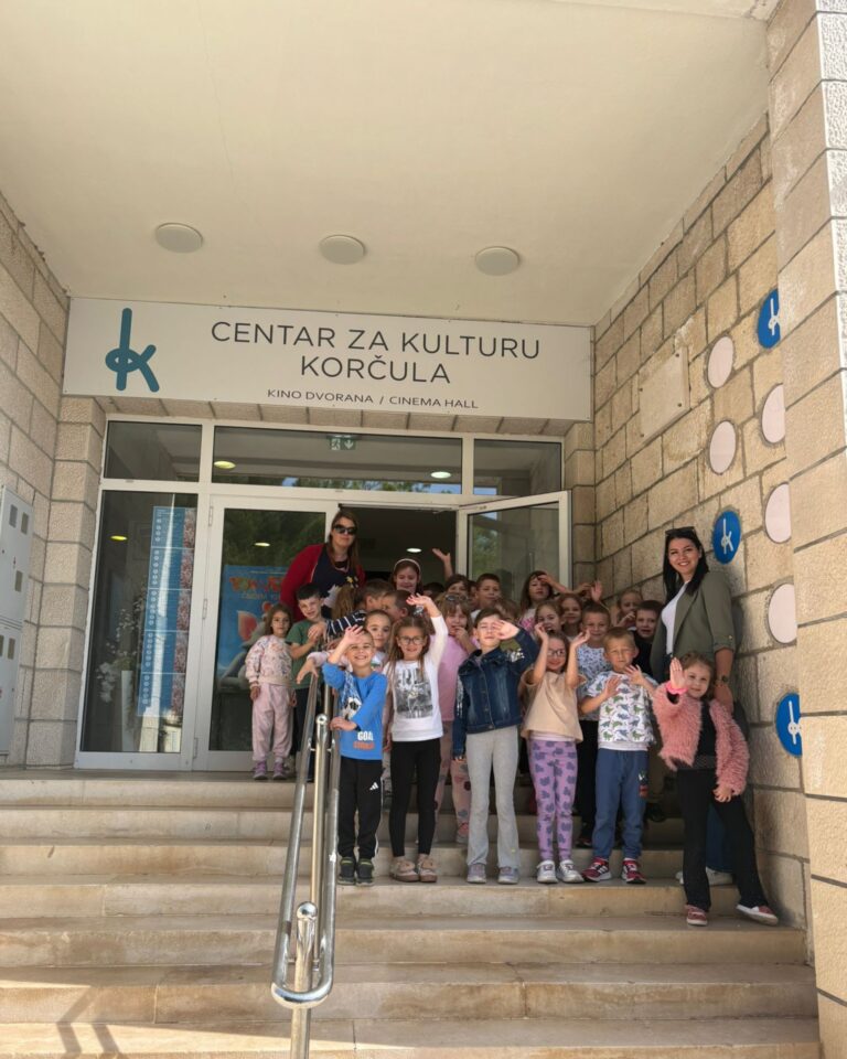 Djeca pred Centrom za kulturu Korčula